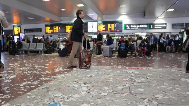 Basura acumulada en el suelo de la terminal de Chamartín