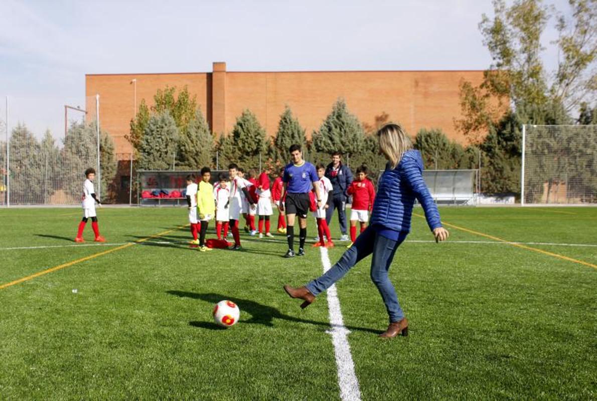 La alcaldesa Milagros Tolón realiza este sábado un simbólico saque de honor en el campo del Arroyo