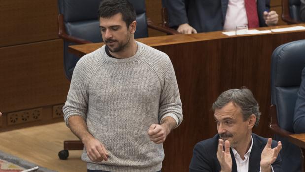 López mira de reojo a Espinar durante una sesión de la Asamblea de Madrid
