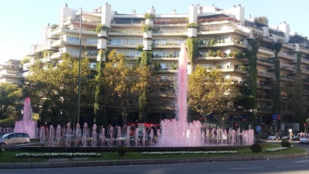 Las fuentes de San Bernardo, ayer, con el agua teñida de rosa