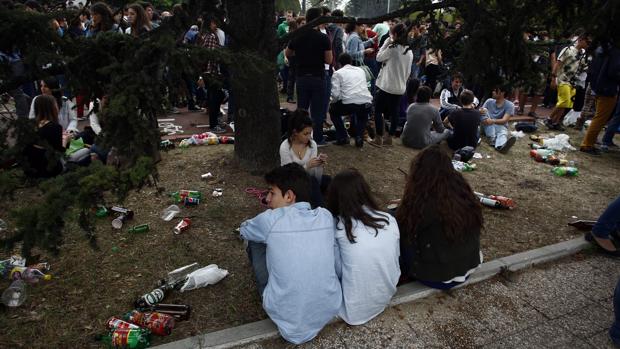 Un grupo de jóvenes asiisten a un botellón en una imagen de archivo