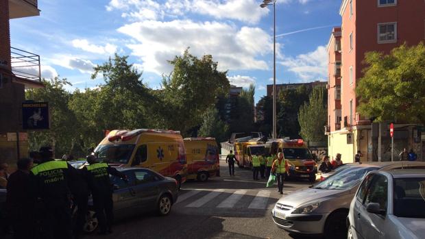 Los facultativos de Emergencias atienden a los heridos en Ciudad Lineal