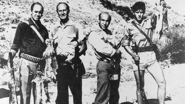 Ismael Merio, Alfredo Mayo, José María Prada y Emilio Gutiérrez Caba, en una escena de «La caza»