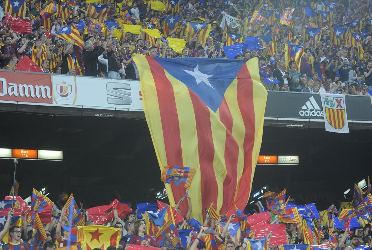 Aficionados del Barcelona en el Camp Nou, durante la pitada al himno