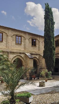 Claustro bajo del Convento de la Inmaculada Concepción Franciscana, cuyo origen se remonta a los siglos XIII y XIV