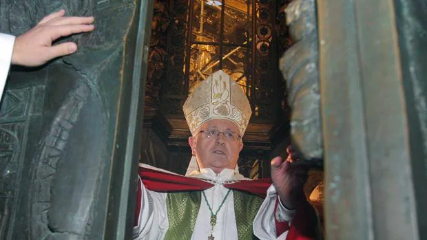 El arzobispo de Santiago, Julián Barrio, cerró ayer la Puerta Santa de la Catedral de Santiago hasta 2021