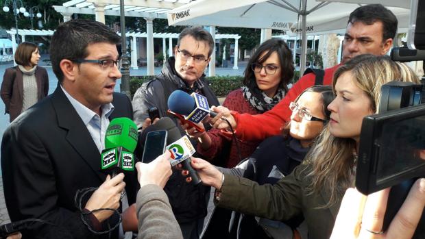 El presidente de la Diputación de Valencia atiende a los medios en Alzira