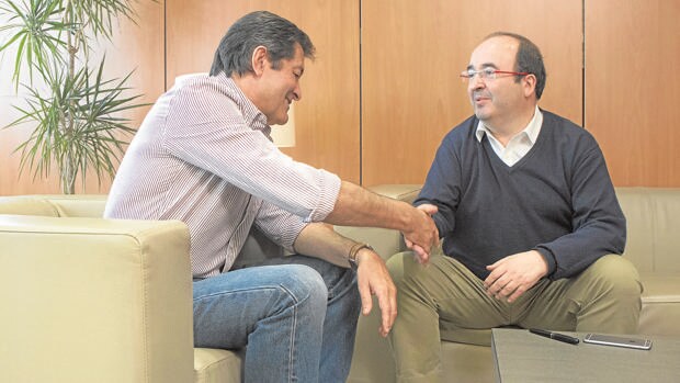 Javier Fernández y Miquel Iceta se reunieron ayer en la sede de Ferraz