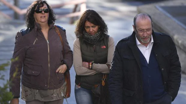 Teresa Fernández (izquierda), a su llegada al juzgado junto a su marido, Miguel Reneses