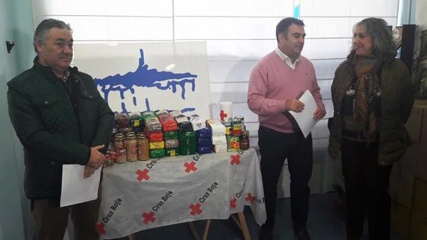 El presidente de Cruz Roja, Jesús González, el gerente de la editorial, Javier Flores, y la concejal de Servicios Sociales, Ana Belén Mazarro, durante la entrega de alimentos