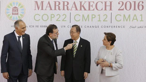 Mariano Rajoy se dirige a la secretaria ejecutiva de la Convención Marco de Naciones Unidas sobre Cambio Climático, Patricia Espinosa, entre Salahedine Mezouar y Ban Ki-Moon