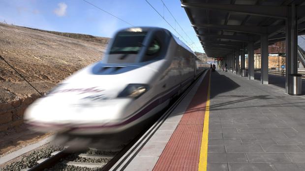 Un tren a su paso por la estación de Cuenca cuando