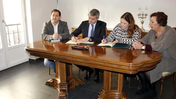 Álvaro Gutiérrez, presidente de la Diputación de Toledo, firma el convenio de cesión de los dos pisos con Eva Ocaña, vicepresidenta de Afanion en Toledo