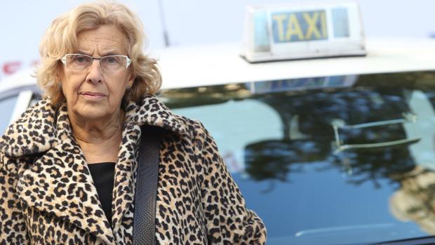 La alcaldesa de Madrid, Manuela Carmena, en el acto de presentación de los taxis de la capital