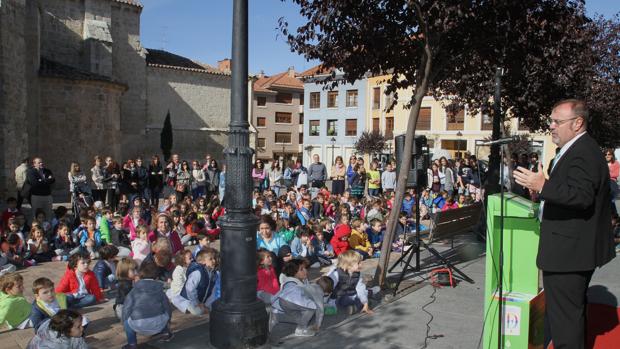 El consejero de Educación, Fernando Rey, asistió a los actos organizados con motivo del aniversario