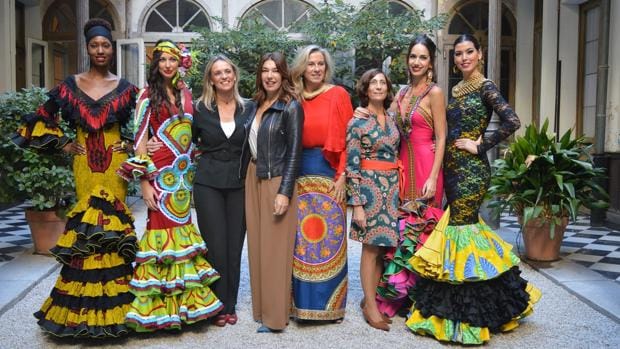 Varias de las modelos y las diseñadoras, con los originales vestidos afro-flamencos