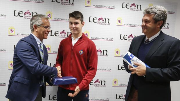 Antonio Rubio Martínez, el estudiante premiado, en el momento de recibir el galardón