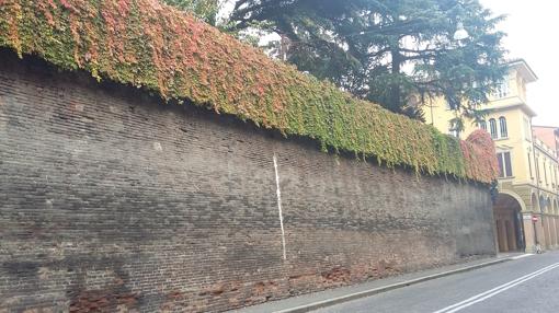 Grueso muro del Colegio de España