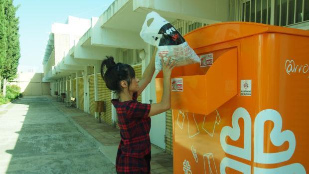 Imagen del contenedor de recogida de ropa de la campaña