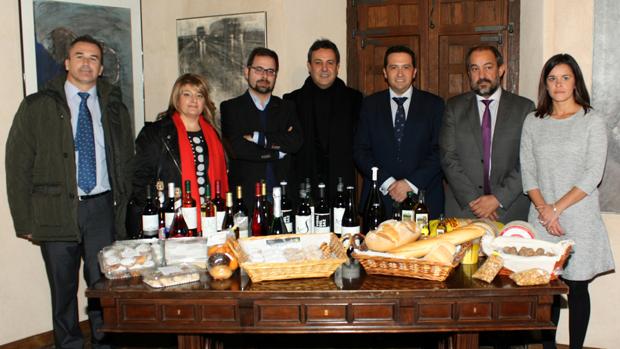 El alcalde ha estado acompañado en la presentación por el periodista José Ribagorda, la concejal Ana Medina, el vicerrector de la UCLM Julián Garde, la directora general de Efe Agro Susana Cuevas, el director regional de Agro-Bank de La Caixa Juan Carlos Gallego y la vicepresidente de la Diputación Gonzalo Redondo