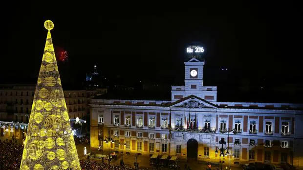 El reloj de la Puerta del Sol es famoso en toda España por ser el que tradicionalmente da las campanadas de Nochevieja