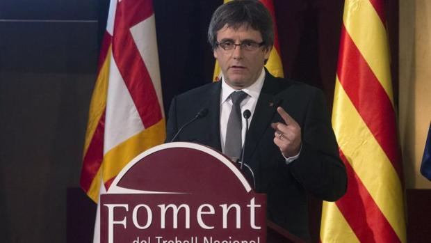 El presidente de la Generalitat, Carles Puigdemont, durante su intervención en el acto de entrega de las Medallas de Honor y de los Premios Carles Ferrer Salat