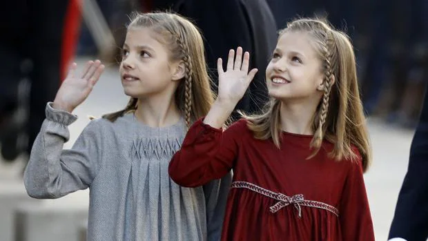 La Princesa de Asturias y la Infanta Sofía saludan al público ante el Congreso de los Diputados