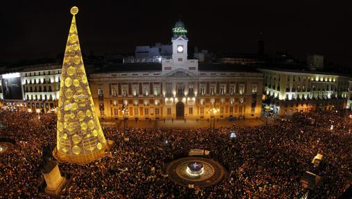 Cientos de personas dan la bienvenida al nuevo año en la Puerta del Sol