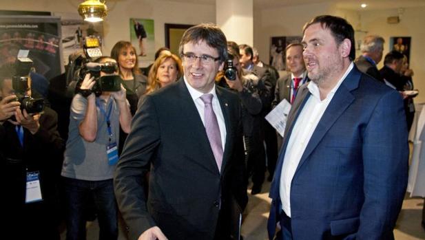 Puigdemont y Junqueras durante la inauguración esta noche de la XXI Trobada d'Economia a S'Agaró