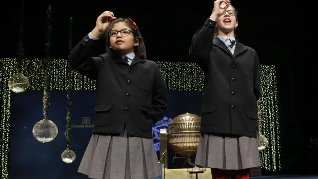 Dos niños del colegio de San Ildefonso, en el Sorteo de Navidad de 2015