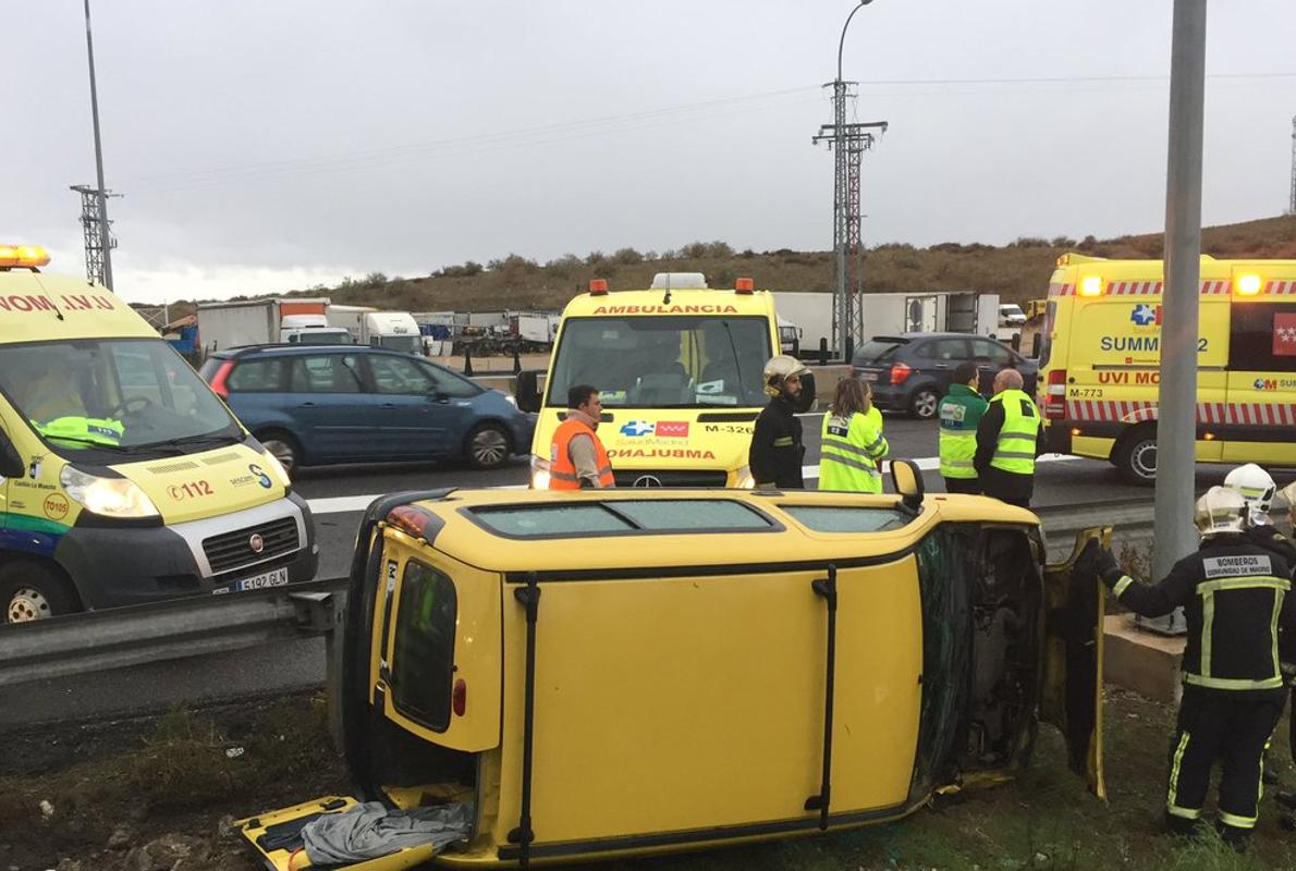 Los bomberos y las ambulacias en el lugar del accidente