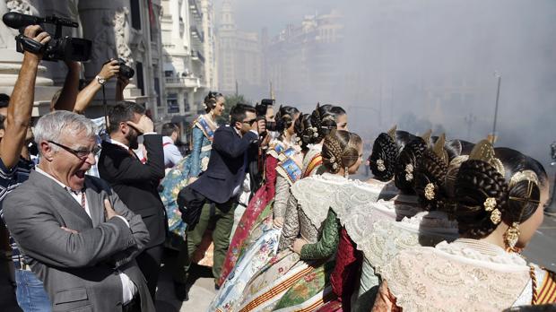 Joan Ribó y Pere Fuset, en el balcón del Ayuntamiento junto a la corte de honor del pasado año