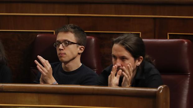 Íñigo Errejón junto a Pablo Iglesias en el Congreso de los Diputados