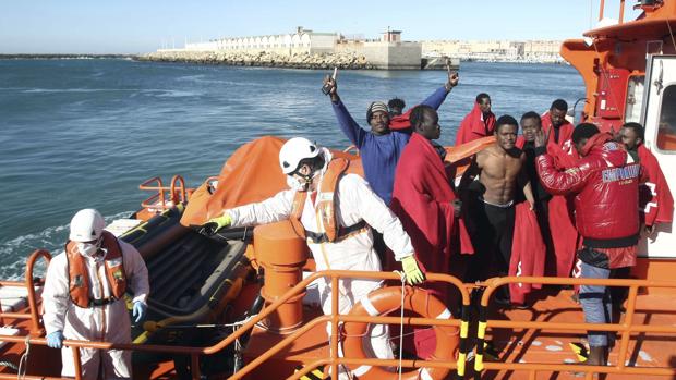 Llegada al puerto de Tarifa de diez subsaharianos