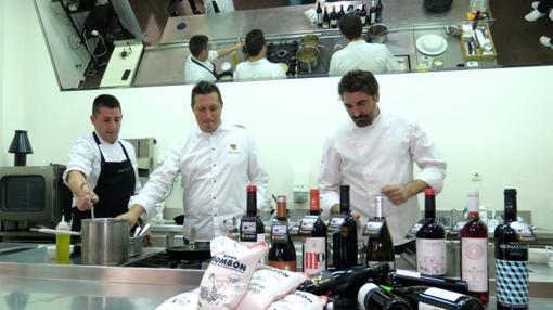 Kiko Moya, en los preparativos de sus platos con arroz bombón en el CdT