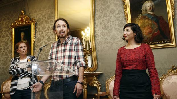 Pablo Iglesias, junto a la secretaria general de Podemos en Navarra Laura Pérez, el pasado mes de abril