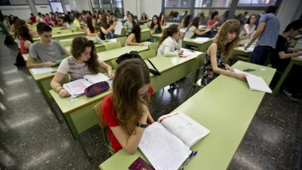 Estudiantes en un examen de acceso a la Universidad en Valencia