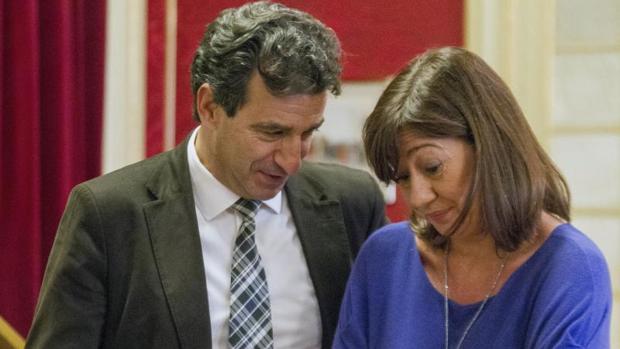 Francina Armengol conversa con el diputado del PP Gabriel Company