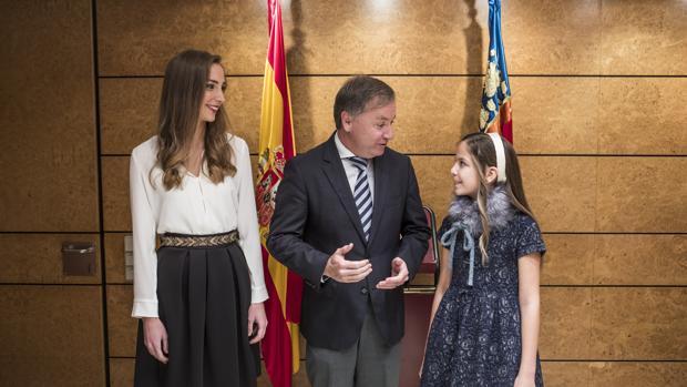 Imagen de la reunión que ha tenido lugar esta mañana entre Moragues y las Falleras Mayores