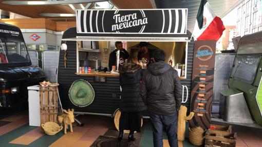 Entre los puestos, hay food trucks de distintos tipos de comida