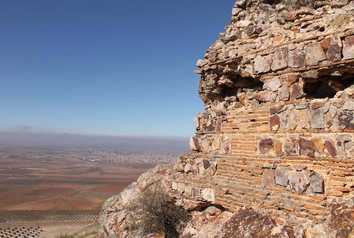 Una de las estructuras que se están estudiando en el cerro de Malvecino. Al fondo, el municipio de Mora