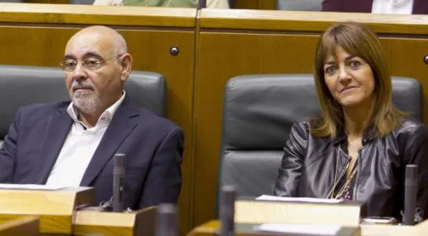 José Antonio Pastor e Idoia Mendia, en sus escaños del Parlamento vasco