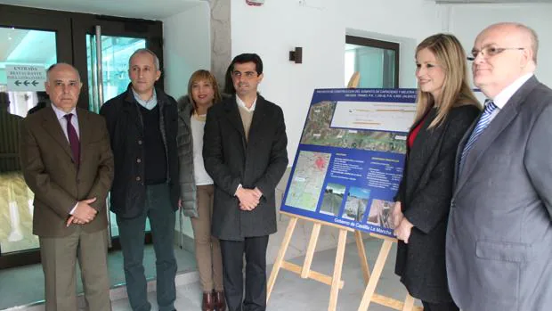 La consejera de Fomento y el alcalde de Albacete, entre otros, durante la visita a la obras