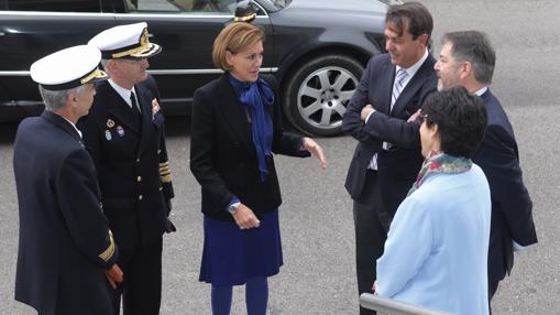 Cospedal dialoga con Ferrer-Dalmau (a su izq.), Bieito Rubido, Susana Pérez (alcaldesa de Pozuelo de Alarcón), el almirante López Calderón y el Jemad