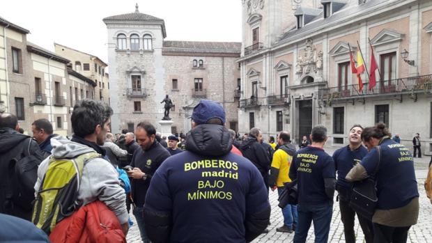 Un grupo de bomberos, durante la protesta en la Plaza de la Villa