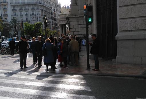 Imagen de la cola en el exterior del Ayuntamiento