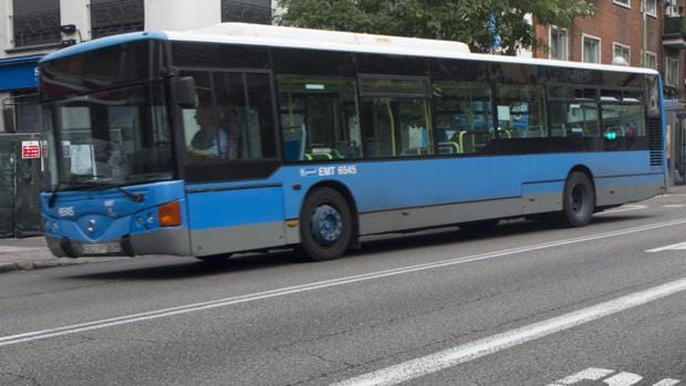 Un autobús de la EMT en la avenida de la Albufera de Vallecas