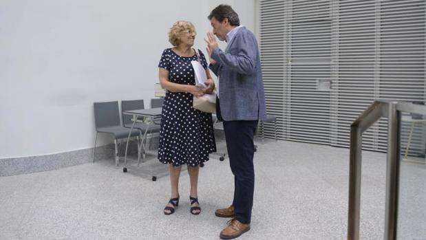 Manuela Carmena y Mauricio Valiente, en un momento del pleno del Ayuntamiento de Madrid