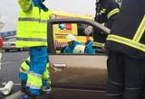 Bomberos y sanitarios del Summa atendiendo al fallecido