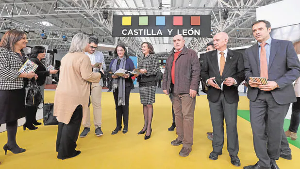 La consejera de Cultura, María Josefa García Cirac, junto a algunos de los alcaldes de los municipios que forman la nueva ruta